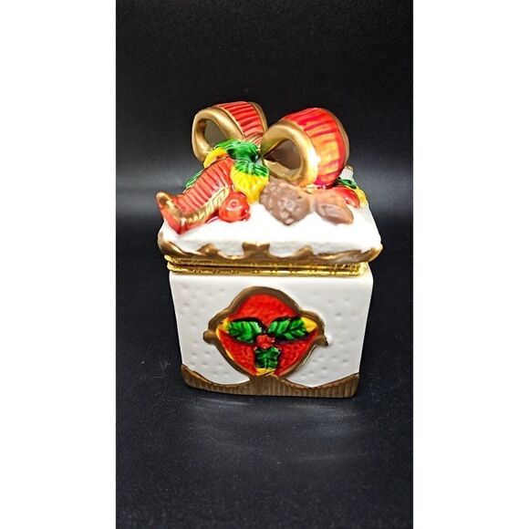 Holiday Vintage  Christmas Trinket Box w/Hendge - Picture 1 of 7